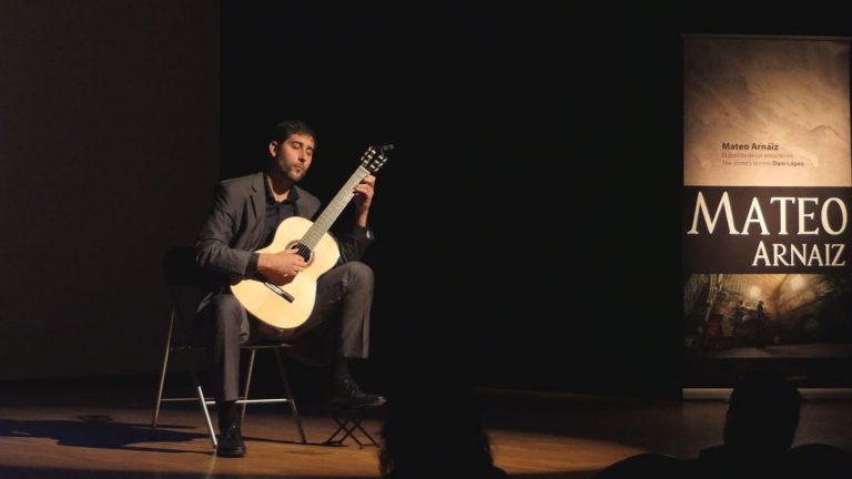 Mateo Arnáiz & Ramón Carnota, guitars perform “Von Fern und Nah”